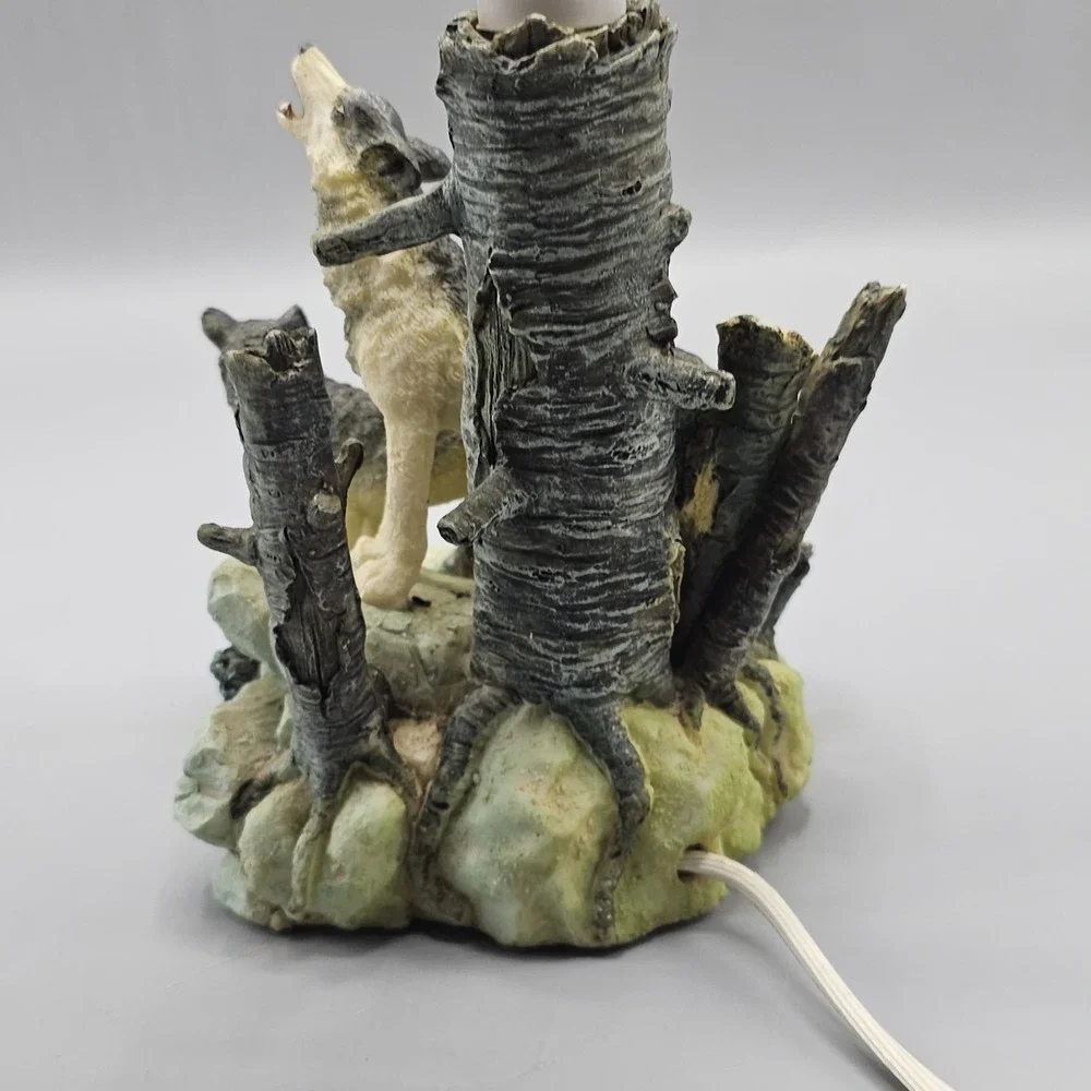Vintage North American Denizen of Twilight Wolf Table Lamp Mancave Cabin Y2K